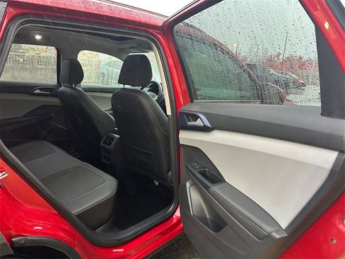 Used 2024 Volkswagen Taos SE image 13