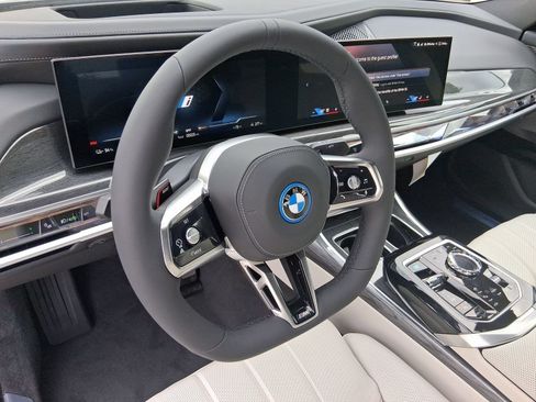 Used 2026 BMW i7 M70 w/ M Sport Package RWD image 4