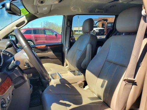 Used 2014 Chrysler Town & Country Touring FWD image 5