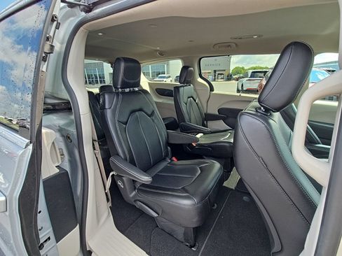 Used 2023 Chrysler Pacifica Touring-L FWD image 39
