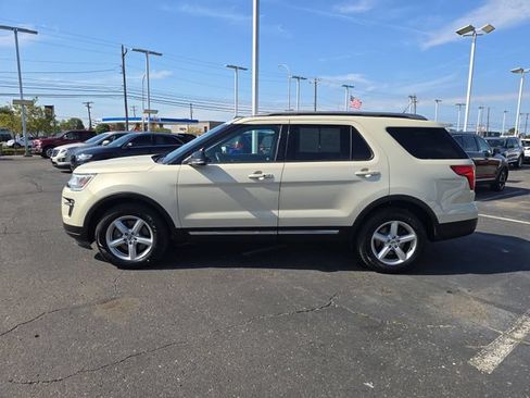Used 2018 Ford Explorer XLT w/ Equipment Group 202A FWD image 5