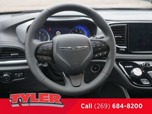 Used 2025 Chrysler Pacifica Limited FWD image 42