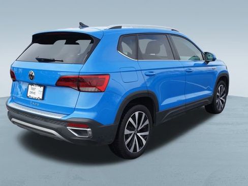Used 2023 Volkswagen Taos SE w/ Panoramic Sunroof Package image 8