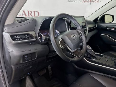 Used 2022 Toyota Highlander XLE image 11