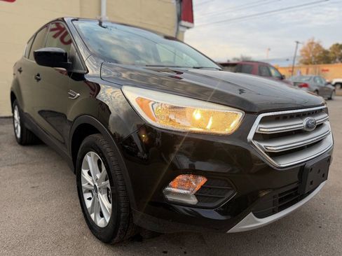 Used 2017 Ford Escape SE image 3