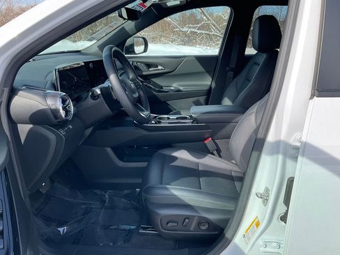 Used 2025 Chevrolet Equinox LT w/ Convenience Package II image 2