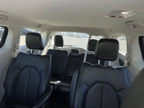 Used 2024 Chrysler Pacifica Select image 10