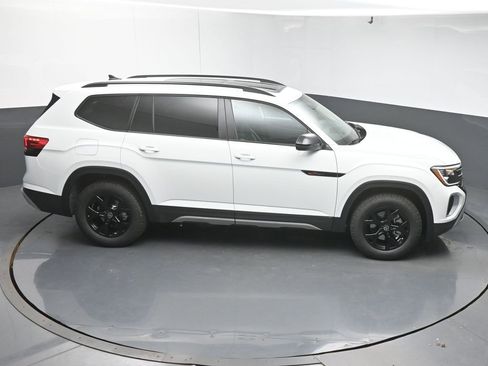 Used 2025 Volkswagen Atlas Peak Edition SE image 50
