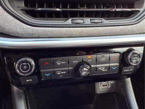 Used 2025 Jeep Compass Latitude w/ Convenience Group AWD/4WD image 10