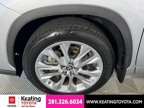 Certified 2024 Toyota Highlander Limited AWD/4WD image 33