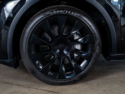 Used 2025 Tesla Model Y Long Range image 10