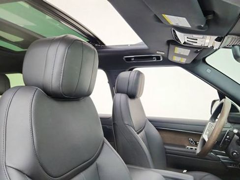 Used 2025 Land Rover Range Rover SE image 20