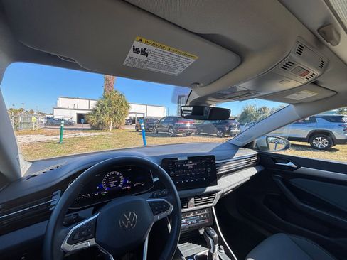 Used 2025 Volkswagen Jetta SE image 32