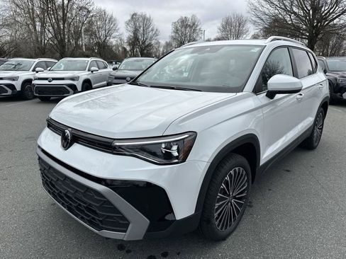 New 2026 Volkswagen Taos SE image 1