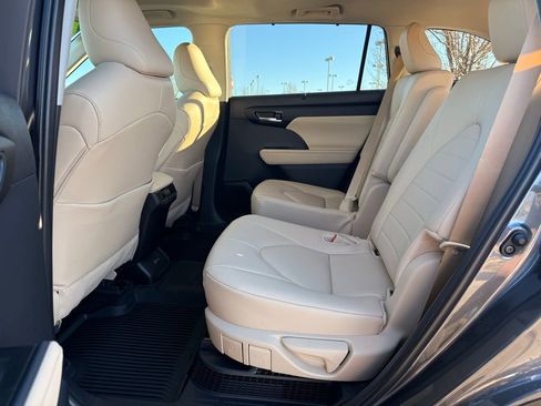 Used 2025 Toyota Highlander XLE image 22