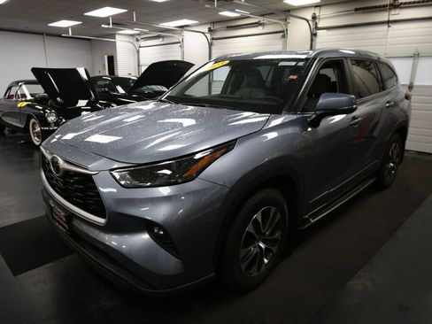 Used 2023 Toyota Highlander XLE AWD/4WD image 3