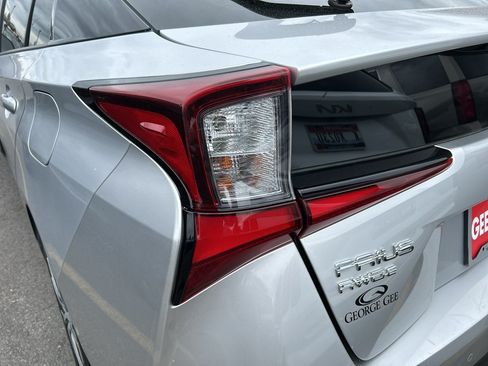 Used 2019 Toyota Prius XLE AWD/4WD image 11