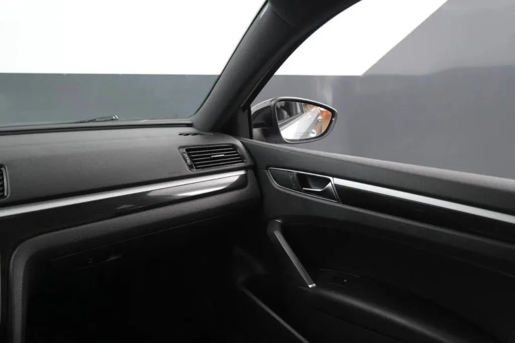 Used 2018 Volkswagen Passat GT FWD image 27
