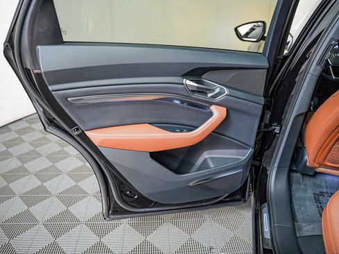 Used 2022 Audi e-tron Premium Plus w/ Premium Plus Package image 25