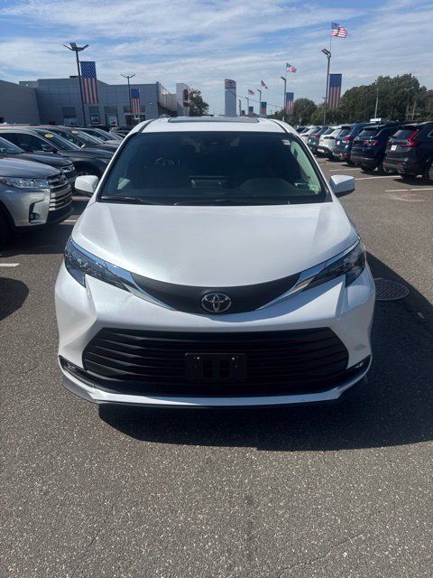 Used 2026 Toyota Sienna XLE AWD/4WD image 1