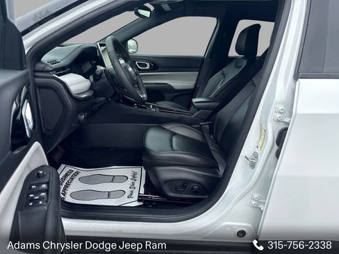 Used 2025 Jeep Compass Limited AWD/4WD image 15