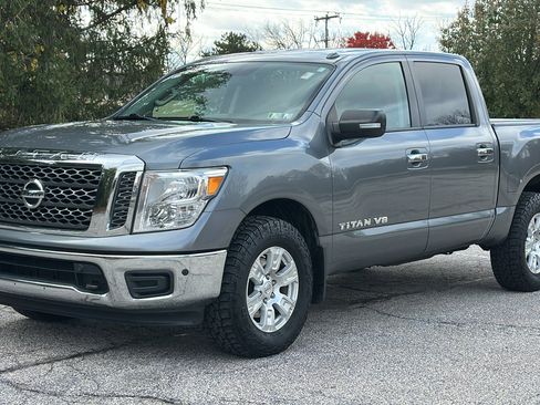 Used 2018 Nissan Titan SV w/ SV Convenience Package image 2