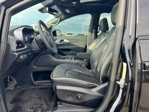 Used 2025 Chrysler Pacifica Premium image 10