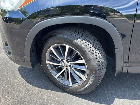 Used 2019 Toyota Highlander XLE AWD/4WD image 5