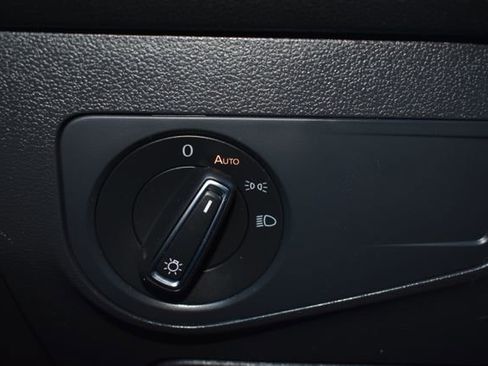 Used 2023 Volkswagen Tiguan SE image 19