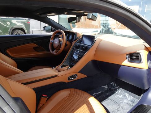 Used 2021 Aston Martin DB11 Coupe image 17