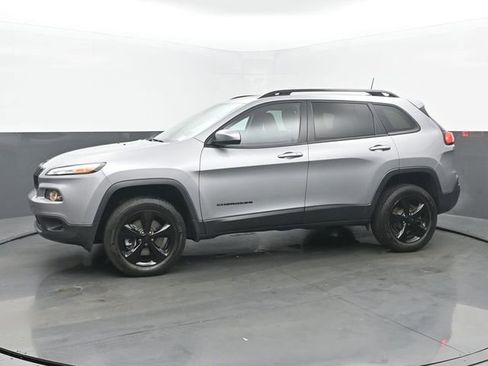 Used 2016 Jeep Cherokee Latitude w/ Comfort/Convenience Group AWD/4WD image 2