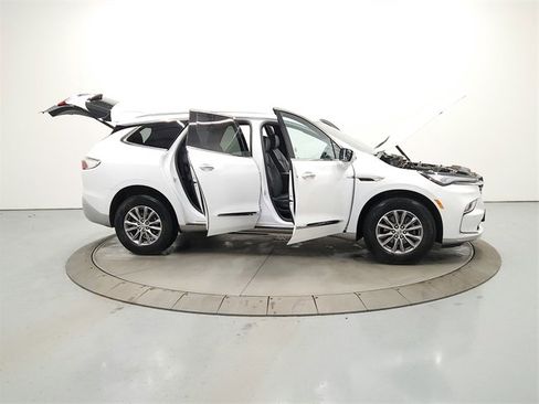 Used 2024 Buick Enclave Premium image 16