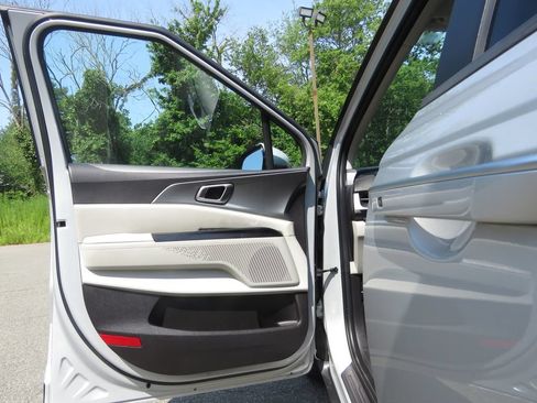 Used 2022 Kia Carnival LX FWD image 9