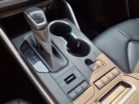 Used 2020 Toyota Highlander XLE image 19