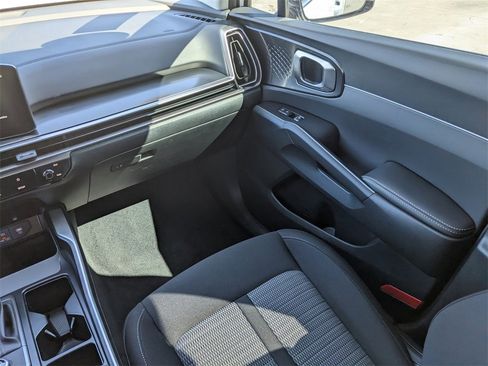 Certified 2025 Kia Sorento LX image 17