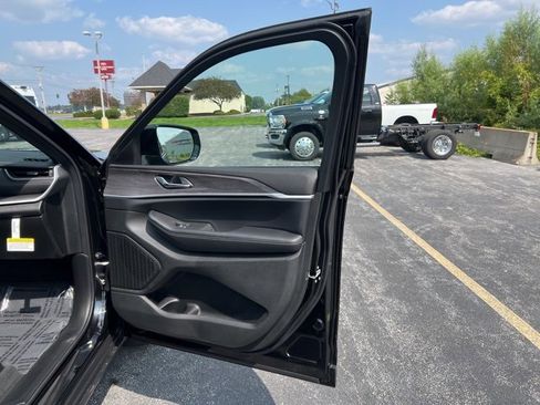 New 2025 Jeep Grand Cherokee L Limited w/ Black Appearance Package image 19