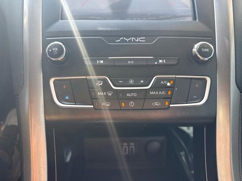 Used 2019 Ford Fusion SE FWD image 21