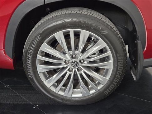 Used 2023 Toyota Highlander Platinum image 11