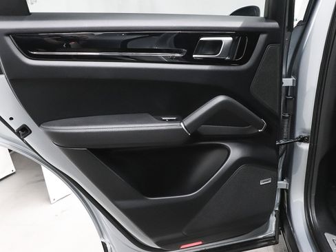 Used 2021 Porsche Cayenne Base w/ Premium Package image 16