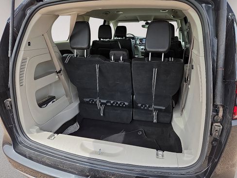 Used 2023 Chrysler Pacifica Touring-L FWD image 15