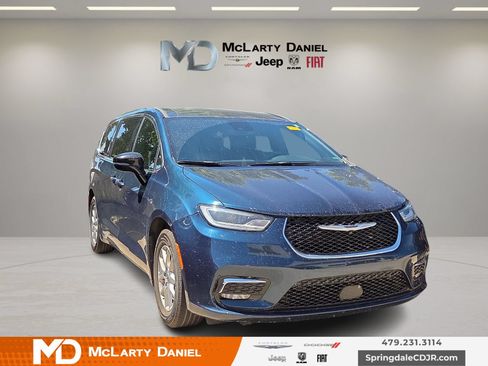 Used 2025 Chrysler Pacifica Select FWD image 1