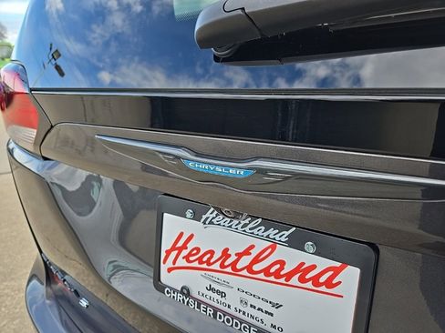 Used 2020 Chrysler Pacifica Limited w/ Advanced Safetytec Group image 22