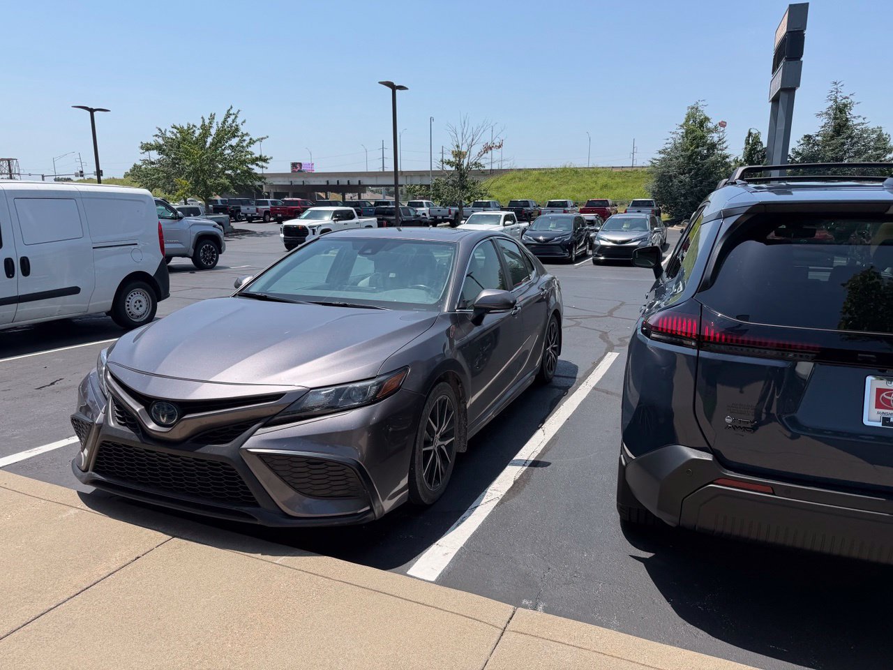 Used 2022 Toyota Camry SE w/ Cold Weather Package FWD image 3