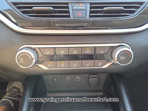Used 2023 Nissan Altima 2.5 SR w/ SR Premium Package FWD image 10