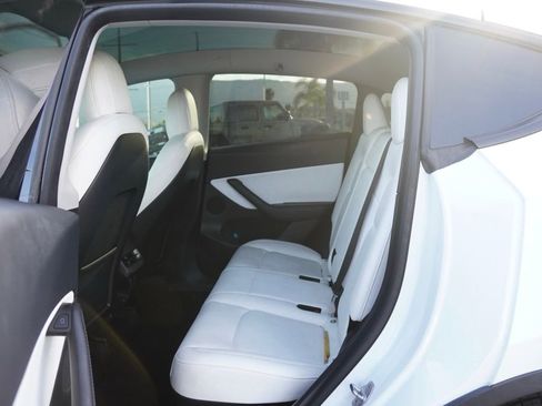 Used 2022 Tesla Model Y Long Range image 16