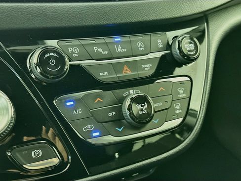Used 2019 Chrysler Pacifica Touring Plus w/ Advanced Safetytec Group FWD image 18