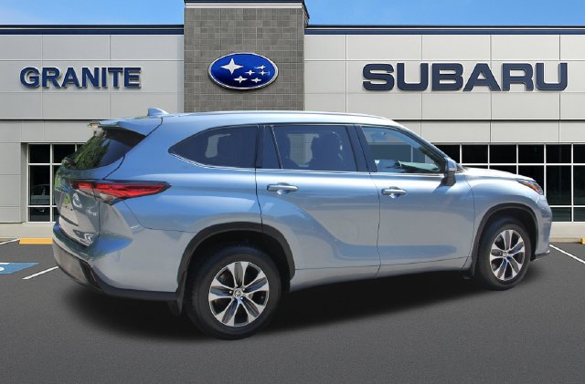 Used 2022 Toyota Highlander XLE AWD/4WD image 11