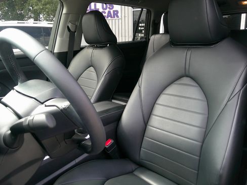 Used 2024 Toyota Highlander XLE image 11