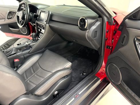 Used 2019 Nissan GT-R Premium w/ Premium Interior Package image 27