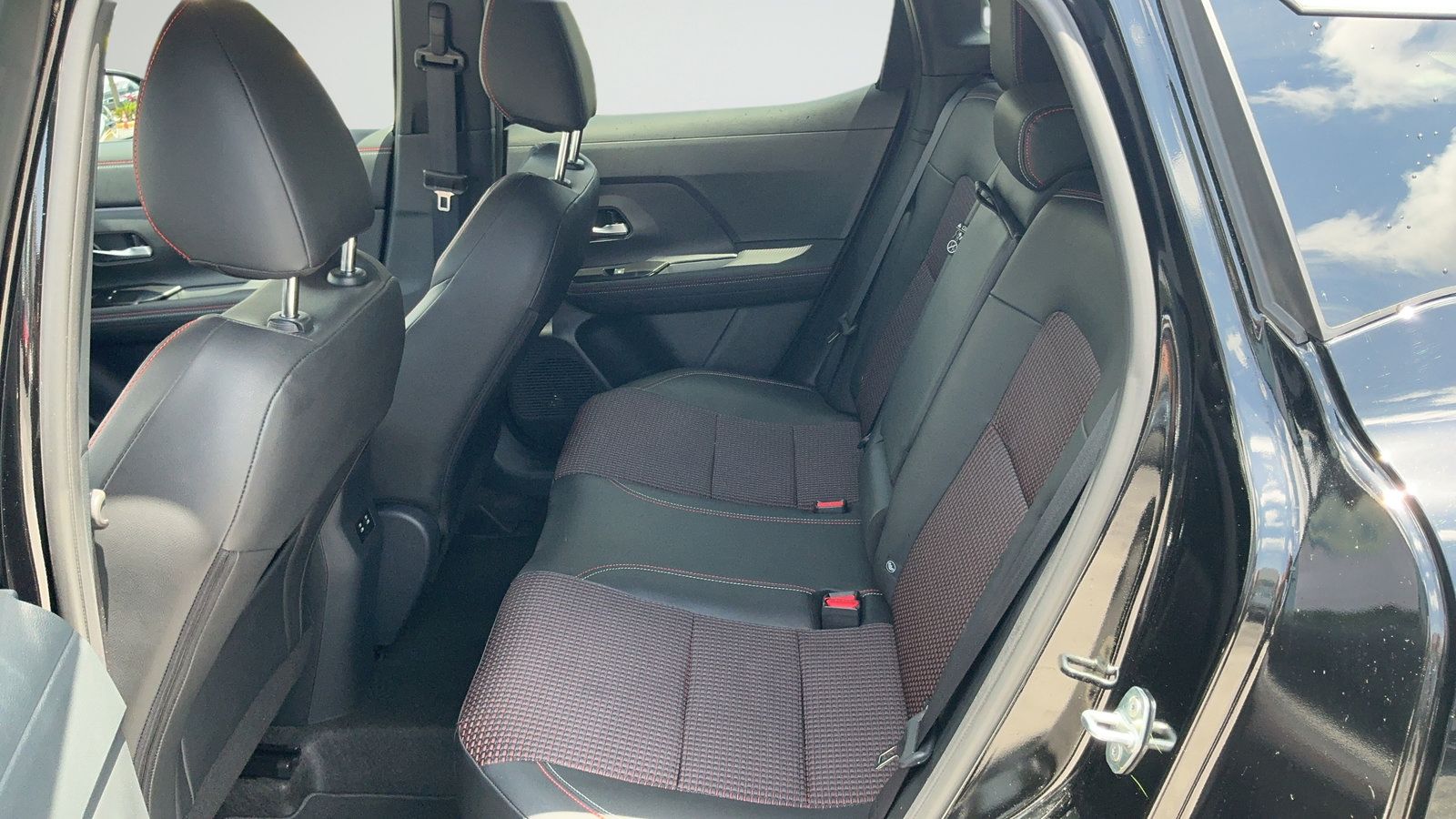 Certified 2025 Nissan Kicks SR FWD image 32